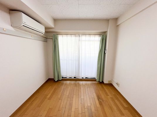 窓際の明るい居室