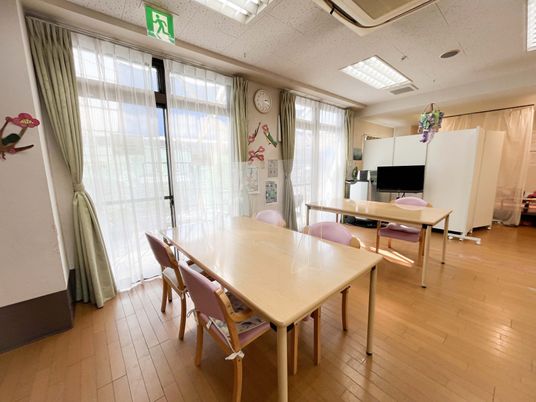 光が差し込む食堂