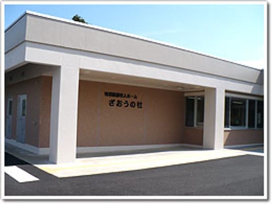 広い玄関の外観