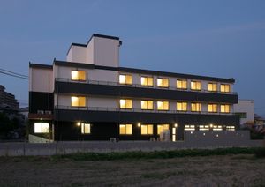 笑顔のスタッフと高齢者