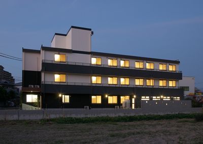 笑顔のスタッフと高齢者