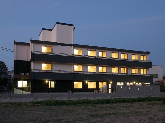 笑顔のスタッフと高齢者 外観　夜景 あたたかな笑顔でご利用者様をサポートする、やりがいのある職場環境です。