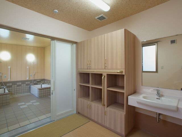 スタッフと利用者のコミュニケーション 浴室 利用者と心を通わせるやりがいのあるお仕事を私たちと一緒にしませんか。