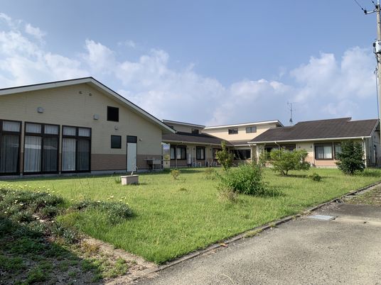 明るい庭と建物