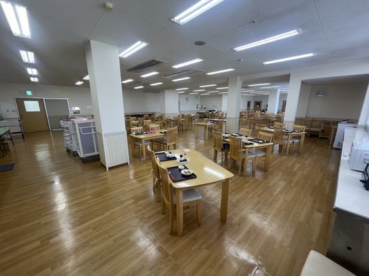 木製家具の食堂