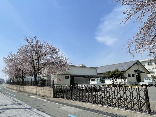 車が並ぶ建物の外観