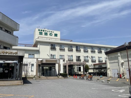 広々とした建物外観