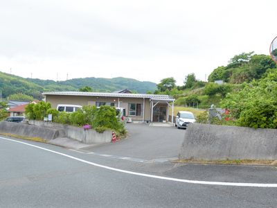 緑に囲まれた建物外観