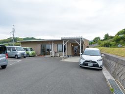 明るい施設の外観
