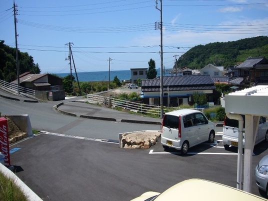 海を望む駐車場