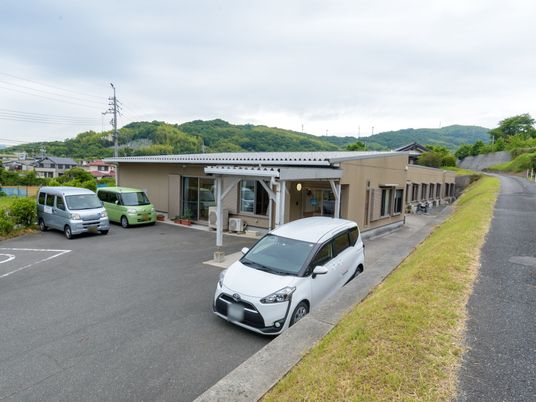 施設正面と駐車場