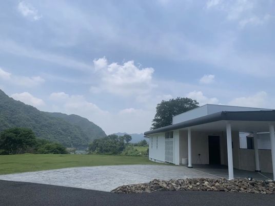 山並み望む外観  