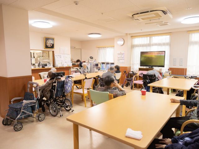 幅広い空間のリビング リビング 広々としたリビングで、ご利用者同士がリラックスして過ごせる明るい空間です。テレビを楽しめます。