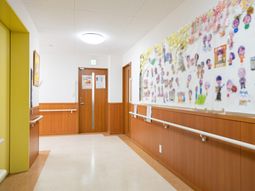 賑やかな装飾の廊下