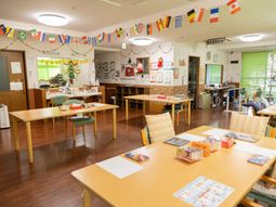 旗が飾られた広い室内