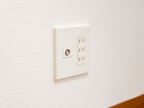 白い壁のコンセント