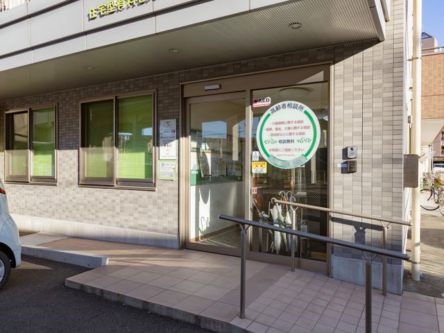 出入口のスロープ エントランス 車椅子でも通りやすいスロープ付きの出入口です。訪れる方に優しい設計となっています。