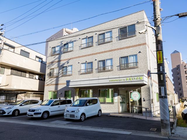 3階建ての建物外観 外観 広々とした3階建ての建物は利便性が良い立地にあります。明るい外観が魅力です。