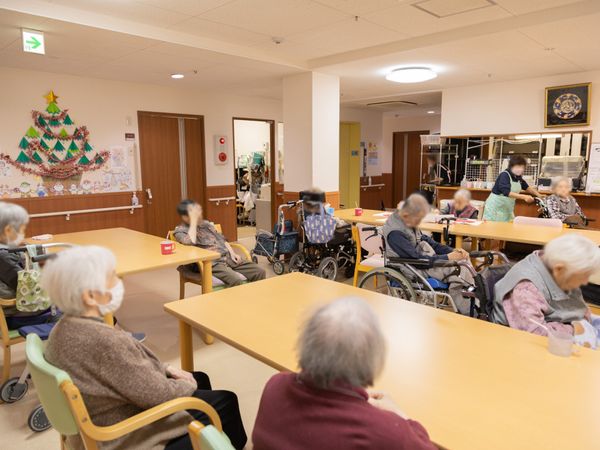 利用者が集う様子の共有スペース