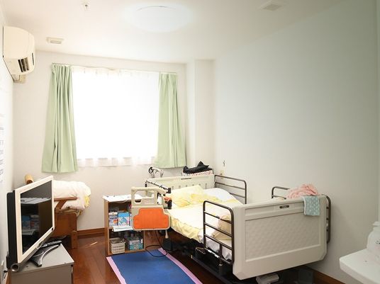 明るい居室のベッドと家具