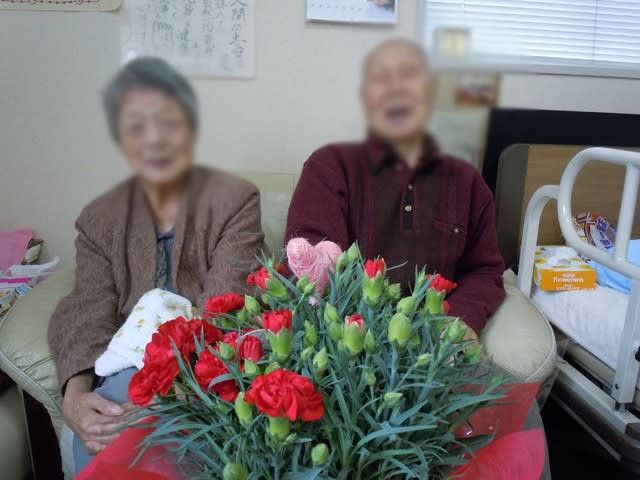 花と高齢者の部屋 居室 居心地の良い空間で、自然の光に囲まれながら和やかな時間を過ごせます。施設での交流の様子です。