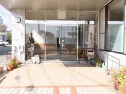 明るいエントランス外観