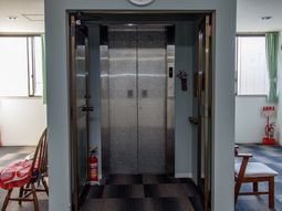 明るいエレベーター前