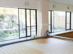 明るい浴室と自然景観