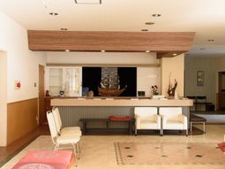 広々とした明るいロビー