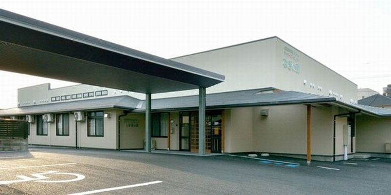 落ち着いた建物の外観