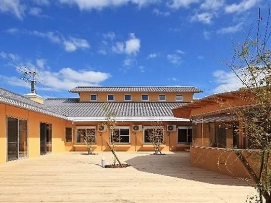 中庭のある建物外観  