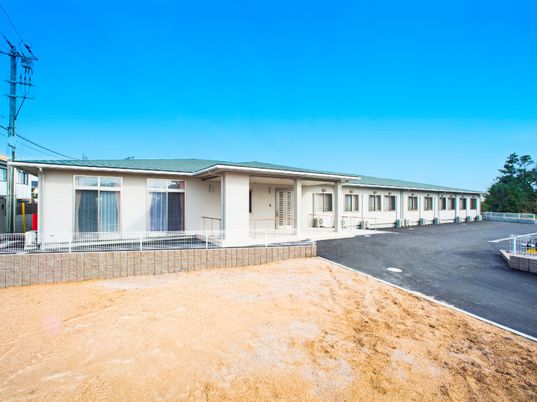 明るく広々とした施設外観