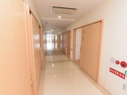 明るい清潔な廊下