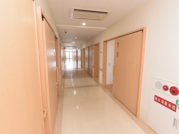明るい清潔な廊下