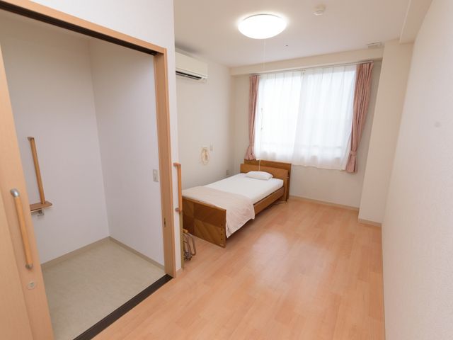 シンプルな個室内観 居室 明るく清潔感のある居室です。必要最低限の家具が設置され、快適な生活空間を確保しています。