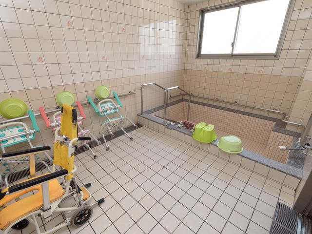 バリアフリー浴室設備 浴室 手すり付きで安全性を考慮した明るい浴室です。利用者の快適な生活をサポートする設備が整っています。