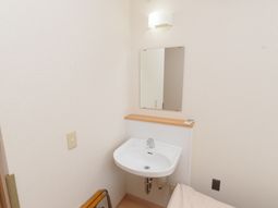 清潔な洗面台と鏡