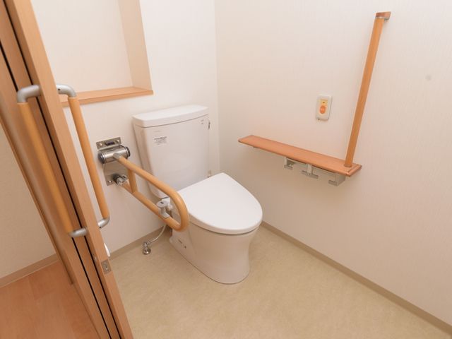 バリアフリートイレ設備 トイレ 手すり付きの清潔なトイレです。安全に配慮された設計で、利用者の日々の快適さが支えられています。