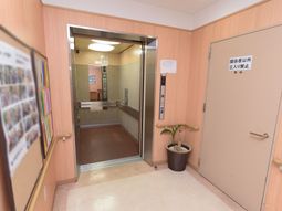 清潔な廊下のエレベーター