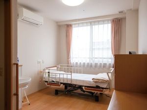 明るい居室のベッド配置  