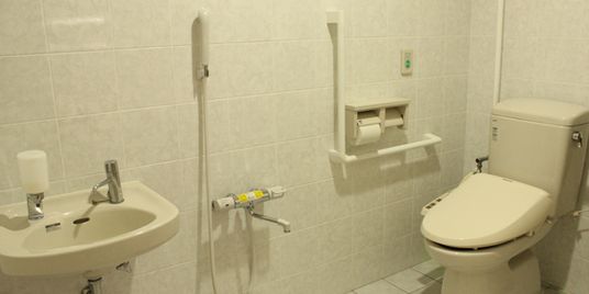 バリアフリー設計のトイレ