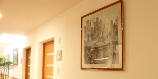 廊下に飾られた絵画