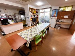 明るい椅子とテーブルの部屋  