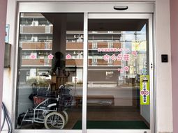 車椅子のある入り口