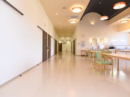 広々とした明るい多目的スペース