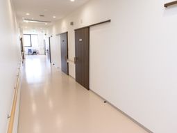 明るく清潔な廊下の様子