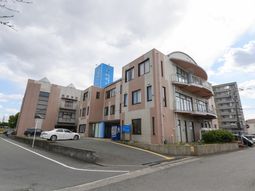 広々とした外観の建物