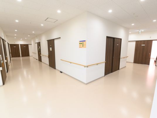 明るい廊下と部屋の扉