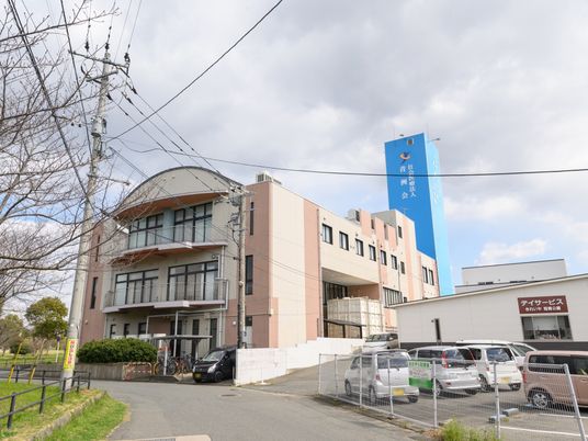 広々とした施設の外観