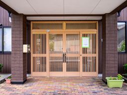 茶色のエントランス